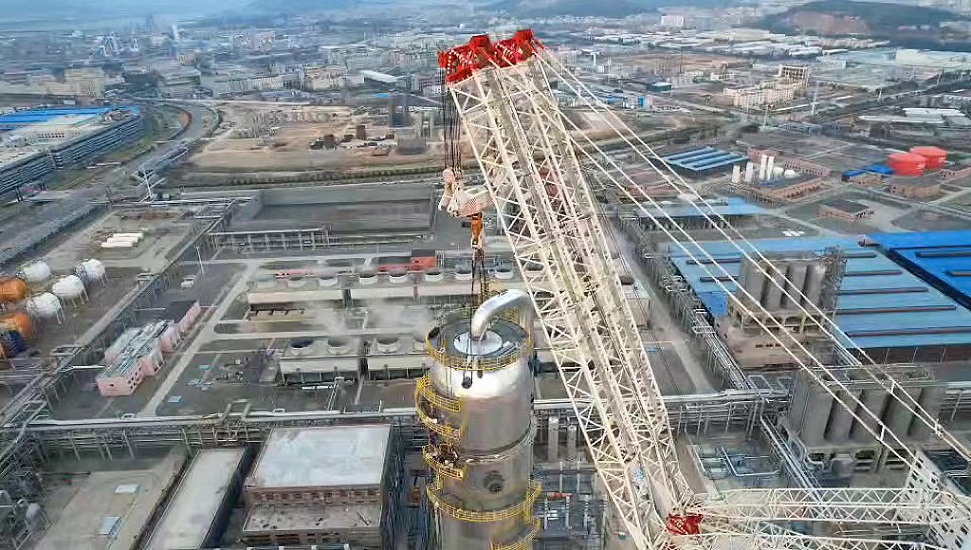 天华院参与承制的中景石化年产100万吨丙烷脱氢项目丙烷丙烯分离塔成功吊装