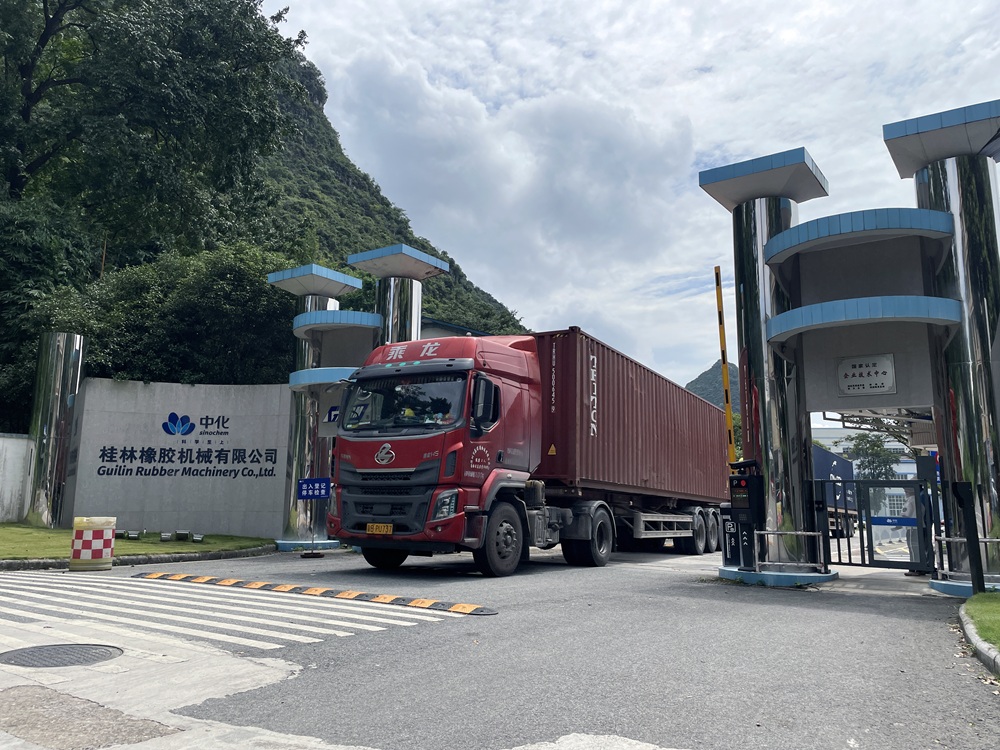 中化橡机乘用轮胎硫化机新品首批发运海外